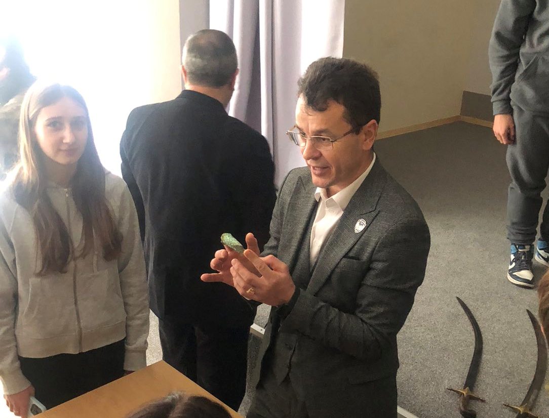 Доцент Володимир Кіцак презентує артефакти різних епох